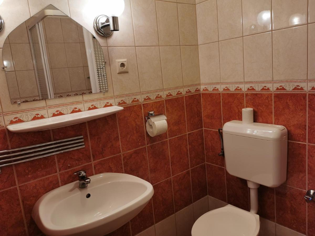 Gizella Apartmanhaus Apartment Buk